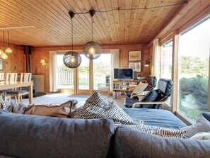 Tv, eldstad och dvd-spelare