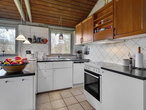 Kylskåp, mikrovågsugn, ugn och diskmaskin