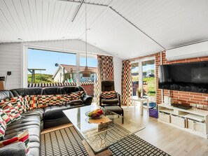 Fernseher, Kamin, Tischfußball