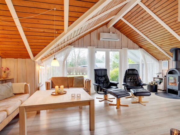 TV, fireplace, DVD player