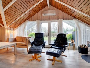 Fernseher, Kamin, DVD-Player