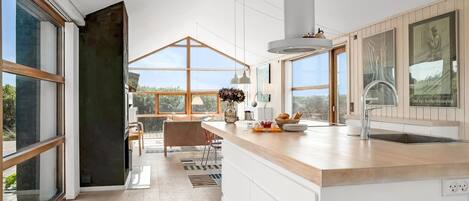 Kylskåp, mikrovågsugn, diskmaskin och grytor/köksredskap