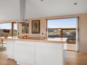 Fridge, microwave, dishwasher, cookware/dishes/utensils