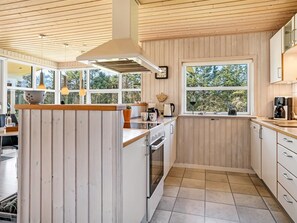Refrigerador, microondas, lavavajillas y utensilios de cocina 