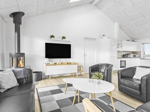 Télévision, cheminée, baby-foot