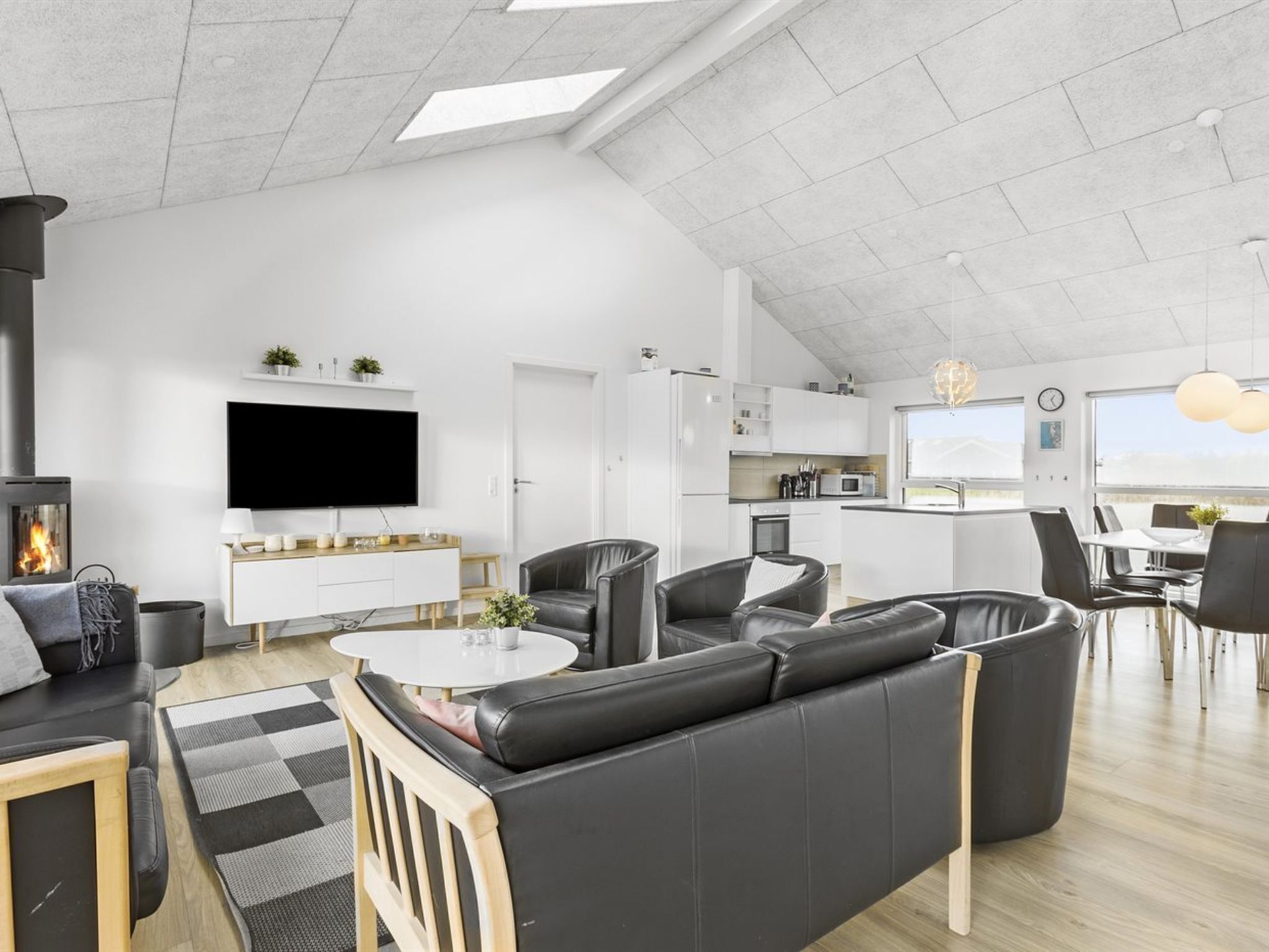 Televisio, takka, pöytäjalkapallopöytä