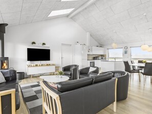 Een televisie, een open haard en tafelvoetbal