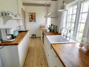 Kühlschrank, Geschirrspüler, Kochgeschirr/Geschirr/Besteck