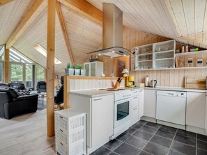 Fridge, microwave, oven, dishwasher - "Medard" - 2km from the sea by Interhome (Blåvand)