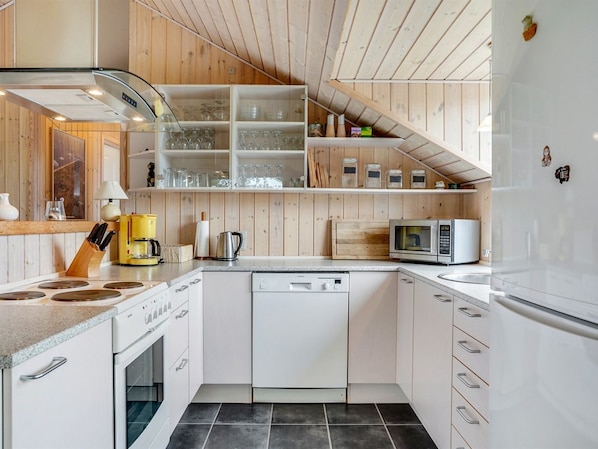 Kühlschrank, Mikrowelle, Ofen, Geschirrspüler