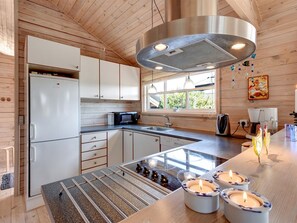 Kühlschrank, Mikrowelle, Geschirrspüler, Kochgeschirr/Geschirr/Besteck