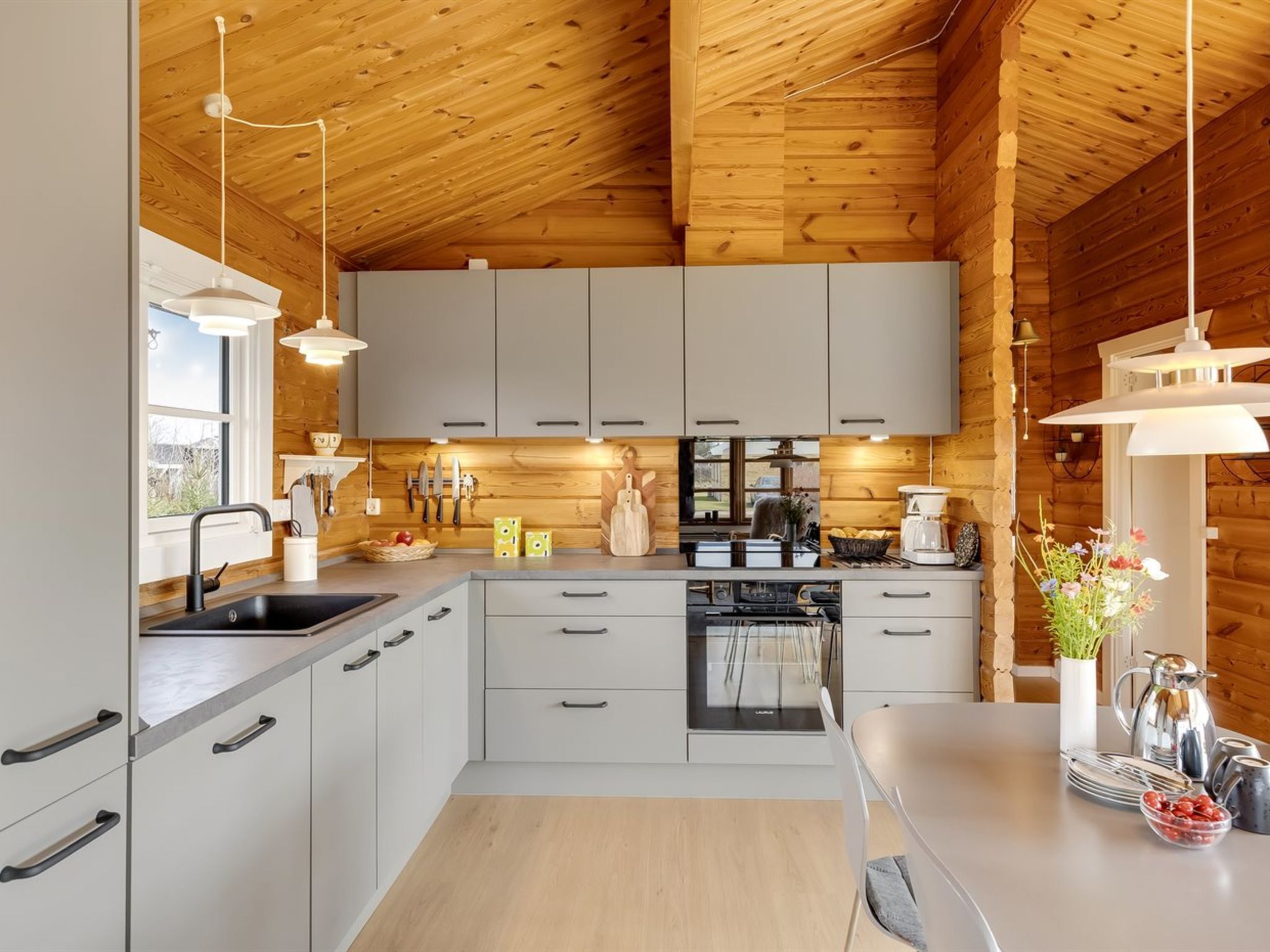 Jääkaappi, uuni, astianpesukone, keittoastiat/astiat/ruokailuvälineet