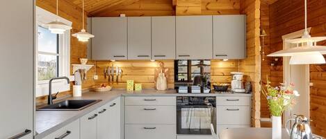 Jääkaappi, uuni, astianpesukone, keittoastiat/astiat/ruokailuvälineet