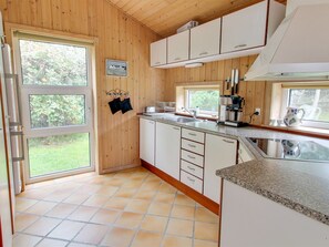 Kjøleskap, mikrobølgeovn, ovn og oppvaskmaskin