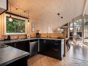 Kühlschrank, Ofen, Geschirrspüler, Hochstuhl