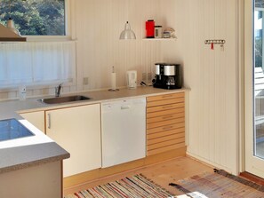 Kylskåp, mikrovågsugn, ugn och diskmaskin