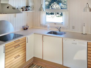 Kylskåp, mikrovågsugn, ugn och diskmaskin