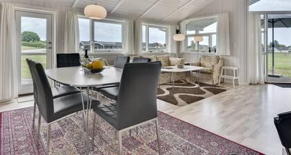 "Sisko" - 600m from the sea by Interhome