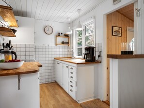 Réfrigérateur, micro-ondes, batterie de cuisine, vaisselle et ustensiles