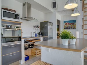 Refrigerador, microondas, lavavajillas y utensilios de cocina 