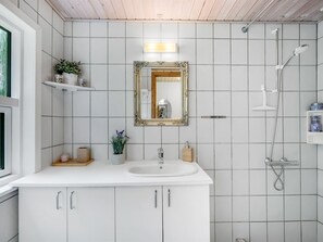 Bathroom - "Fergie" - 400m from the sea by Interhome (Hals)