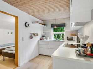 Refrigerador, microondas, lavavajillas, utensilios de cocina