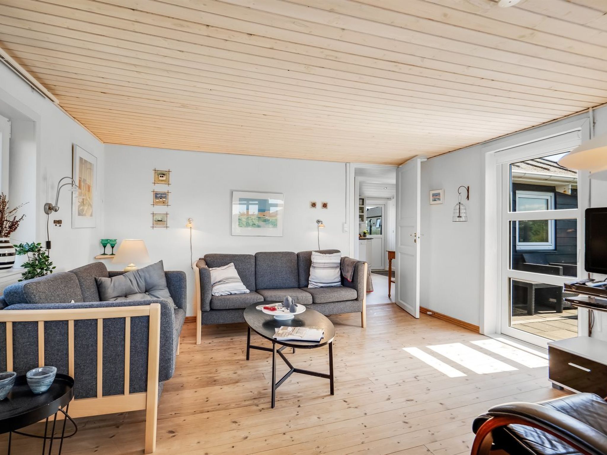 TV, fireplace, DVD player