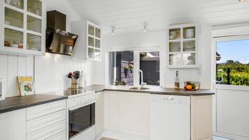 Kylskåp, mikrovågsugn, ugn och diskmaskin