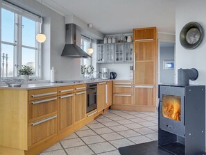 Réfrigérateur, four, lave-vaisselle, chaise haute