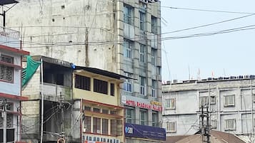 Vista frontal de la propiedad