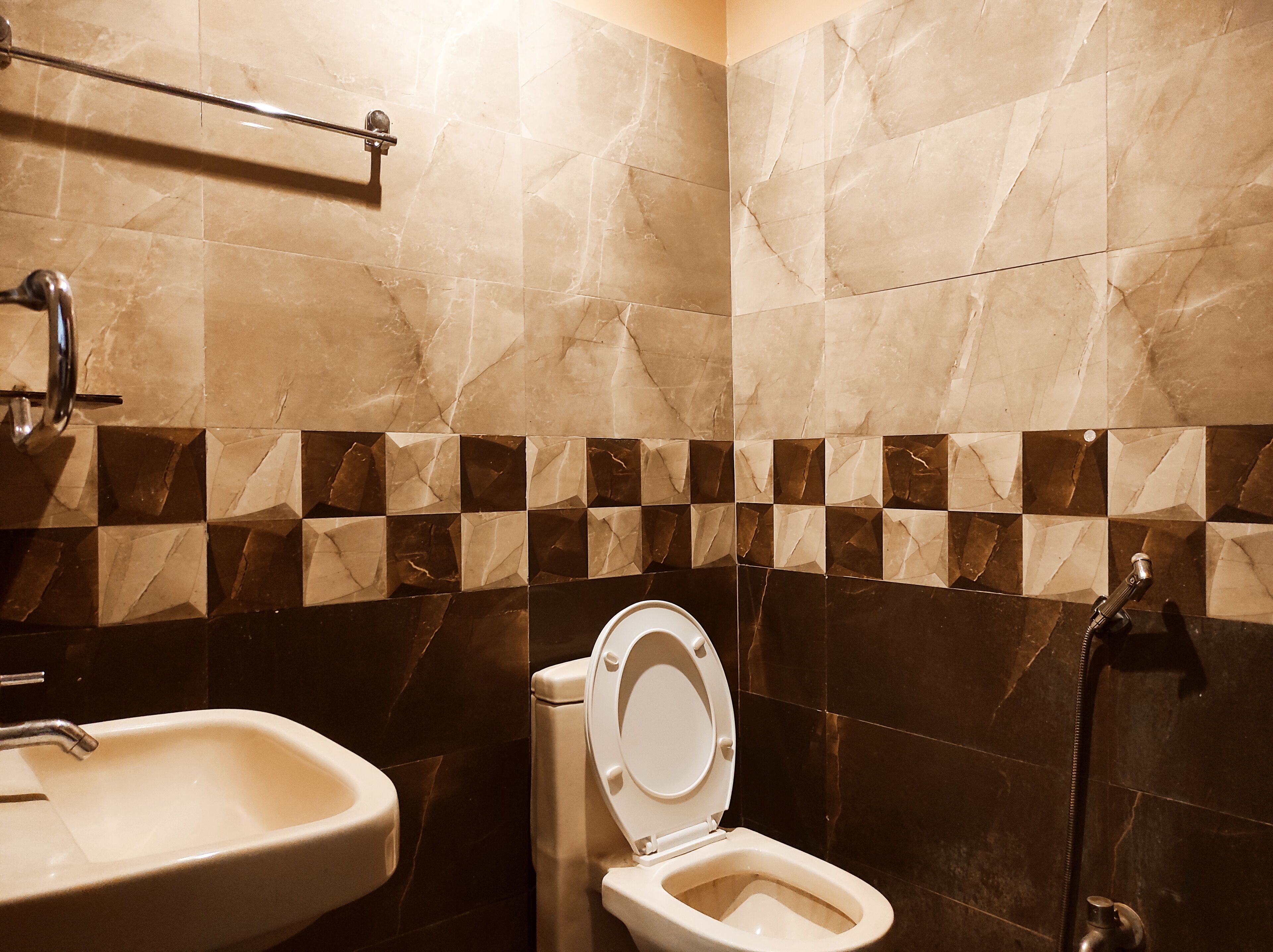 Un baño con inodoro, lavabo y ducha.
