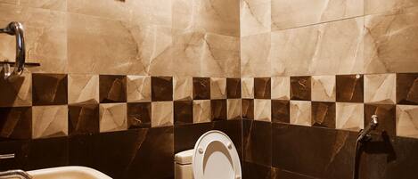 Un baño con inodoro, lavabo y ducha.