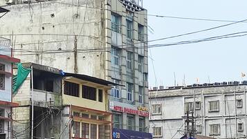 Vista frontal de la propiedad