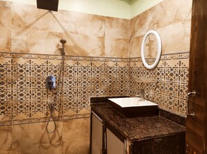 Shower, rainfall showerhead, free toiletries, bidet