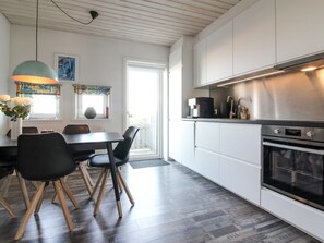 Køleskab, mikrobølgeovn, opvaskemaskine, køkkentøj/tallerkener/redskaber