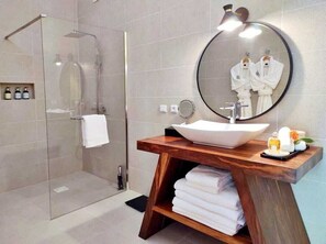 Deluxe Room | Bathroom - Andriana Resort & Spa (Nosy Be)