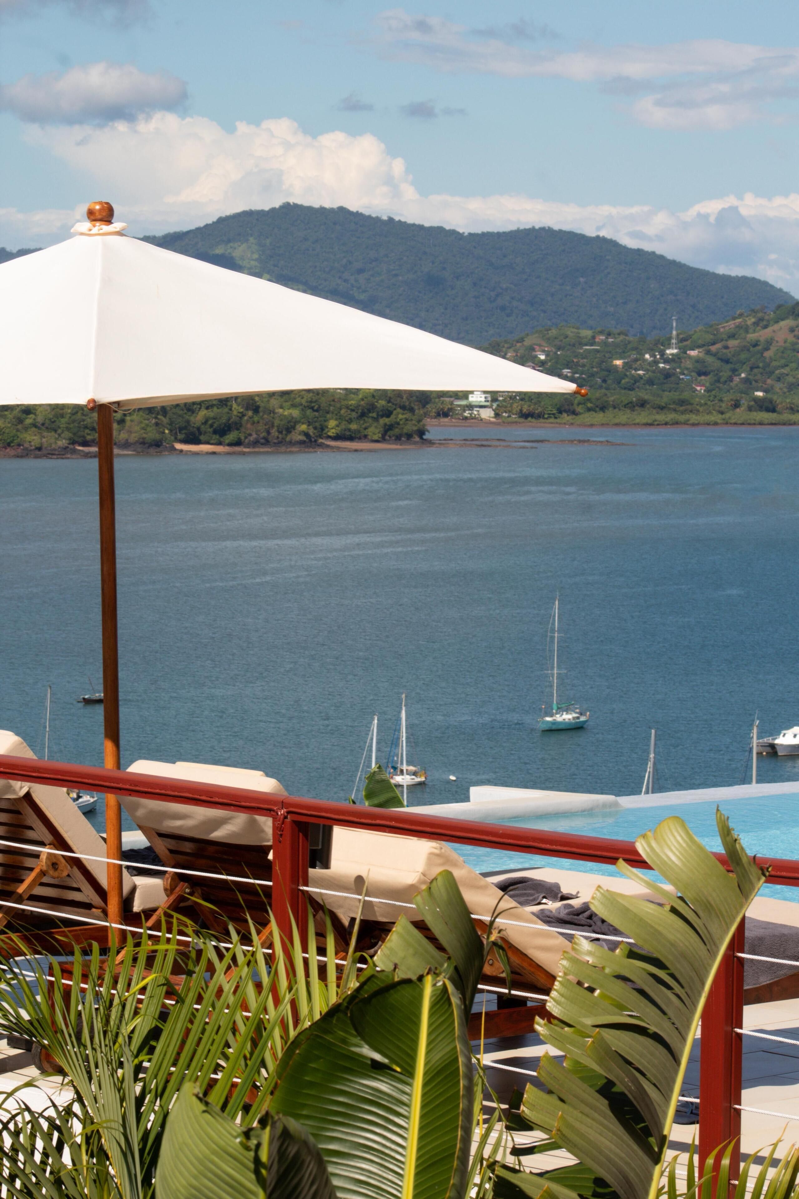 2 piscinas externas, funciona das 8h às 18h, guarda-sóis