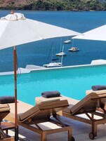 2 piscinas al aire libre (de 08:00 a 18:00), sombrillas, tumbonas