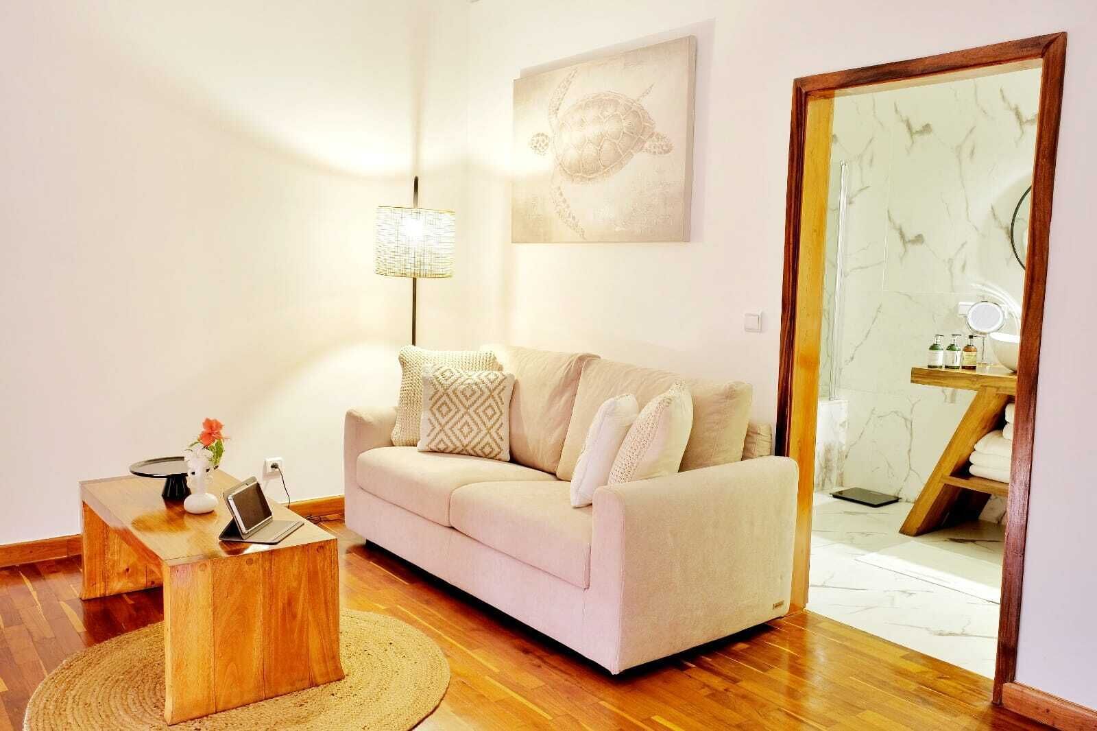 Suite Premium | Área de sala de estar | Televisión de pantalla plana, tablet y películas con cargo 