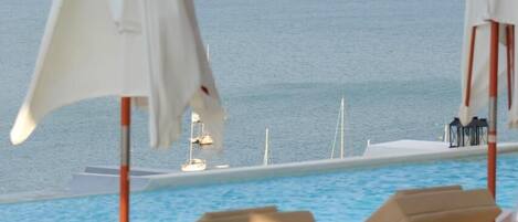 2 piscines extérieures, parasols de plage, chaises longues