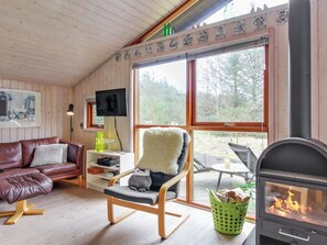 Tv, eldstad, dvd-spelare och bordsfotboll