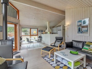 Tv, eldstad, dvd-spelare och bordsfotboll