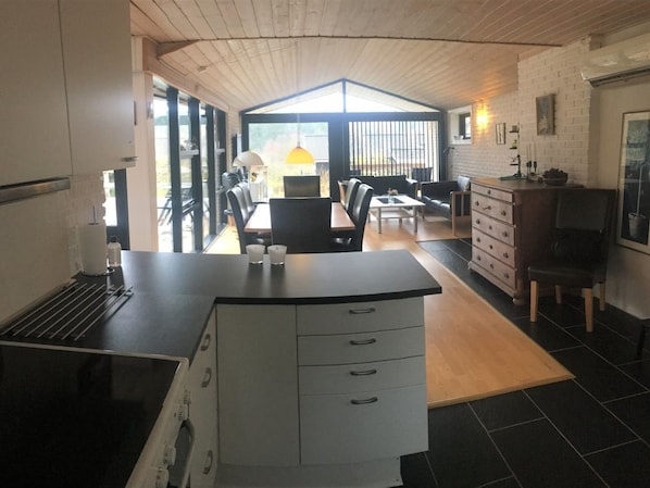 Fridge, microwave, dishwasher, cookware/dishes/utensils
