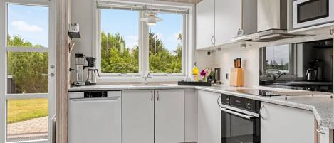 Geladeira, micro-ondas, fogão, lava-louças