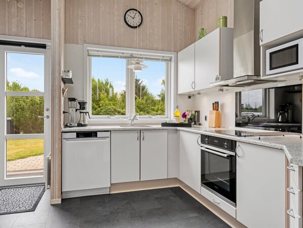 Køleskab, mikrobølgeovn, opvaskemaskine, køkkentøj/tallerkener/redskaber