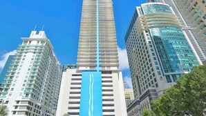 Een hoog, modern gebouw met een opvallende blauwe verticale streep.