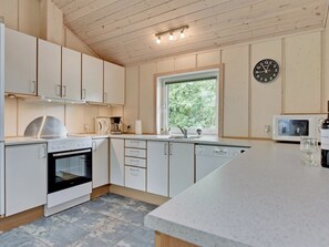 Kjøleskap, mikrobølgeovn, ovn og oppvaskmaskin