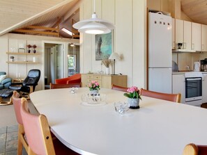 Kylskåp, mikrovågsugn, ugn och diskmaskin