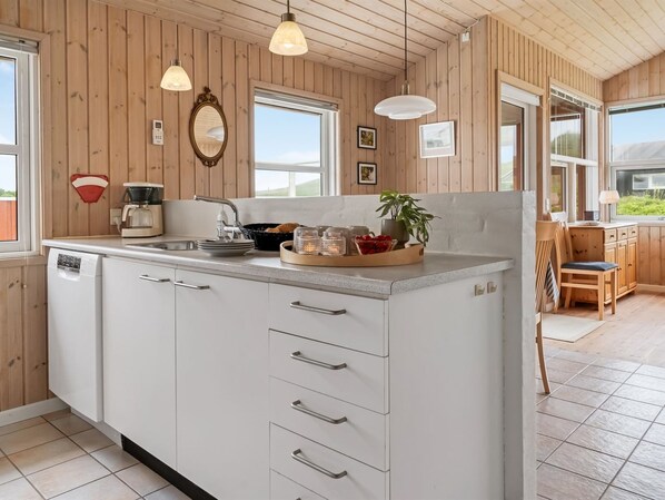 Kylskåp, mikrovågsugn, ugn och diskmaskin