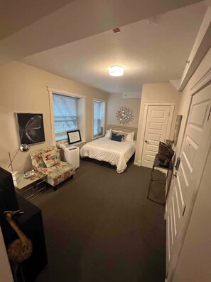 Iron/ironing board, WiFi, bed sheets - Cozy Studio in the heart of Downtown. Walking distance to everything (Spokane)